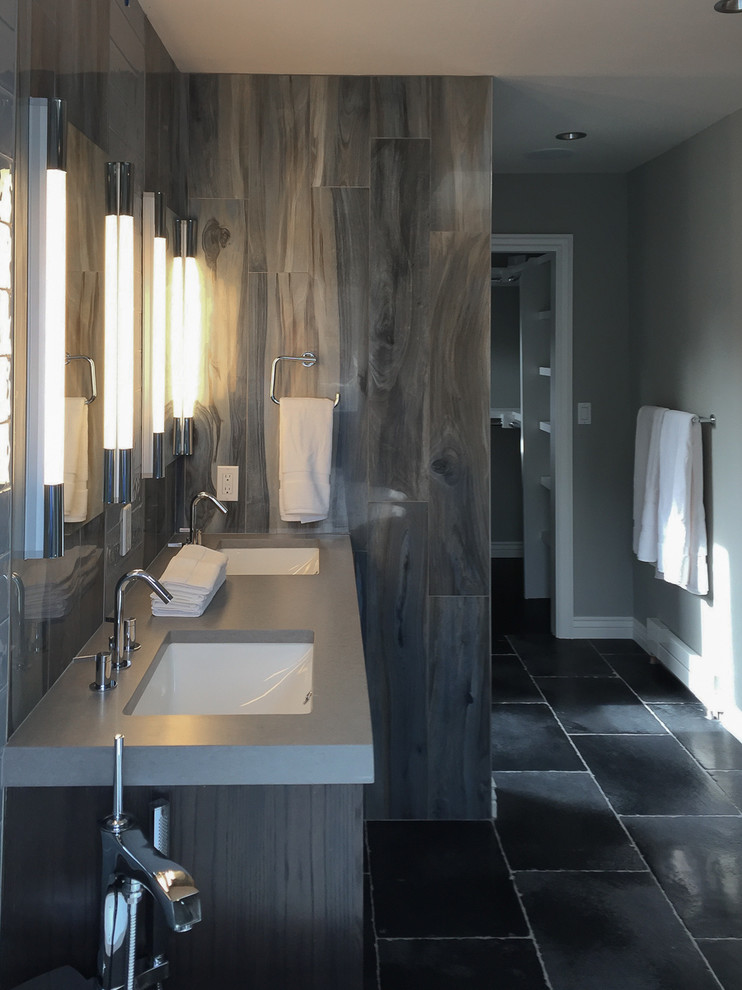 Exempel på ett stort modernt en-suite badrum, med skåp i shakerstil, grå skåp, ett fristående badkar, en hörndusch, grå väggar, ett undermonterad handfat, grått golv och med dusch som är öppen