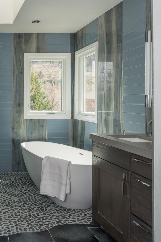 Idéer för ett stort modernt en-suite badrum, med skåp i shakerstil, grå skåp, ett fristående badkar, en hörndusch, grå väggar, ett undermonterad handfat, grått golv och med dusch som är öppen