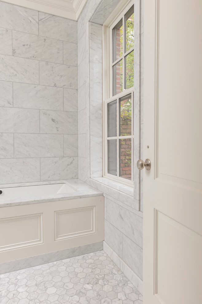 Idéer för ett klassiskt badrum, med ett undermonterat badkar, grå kakel, vit kakel, stenkakel och mosaikgolv