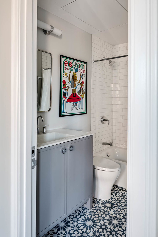 ボストンにあるトランジショナルスタイルのおしゃれな浴室 (グレーのキャビネット、白いタイル、モザイクタイル、一体型シンク、青い床、白い洗面カウンター) の写真