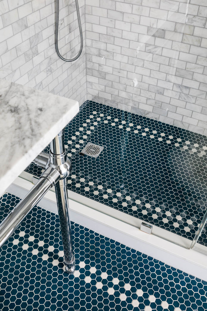 Immagine di una stanza da bagno chic con piastrelle bianche, piastrelle di marmo, pavimento con piastrelle a mosaico, lavabo sottopiano, top in marmo, pavimento blu e top bianco