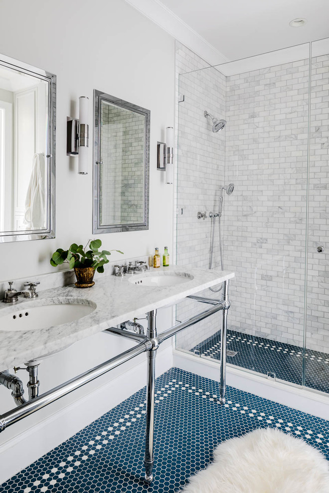 Foto di una stanza da bagno con doccia tradizionale con pavimento con piastrelle a mosaico, top in marmo, pavimento blu, piastrelle grigie, piastrelle di marmo, pareti grigie, lavabo a consolle e top grigio