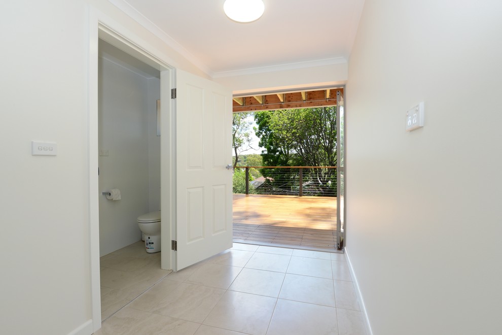 Пример оригинального дизайна: маленькая ванная комната в современном стиле с накладной раковиной, белыми стенами и мраморным полом для на участке и в саду