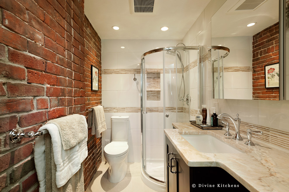 Idéer för att renovera ett litet funkis en-suite badrum, med ett undermonterad handfat, luckor med upphöjd panel, skåp i mörkt trä, marmorbänkskiva, en hörndusch, beige kakel och vita väggar
