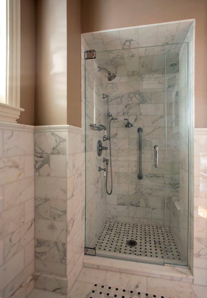 Ejemplo de cuarto de baño tradicional con baldosas y/o azulejos de mármol y lavabo tipo consola