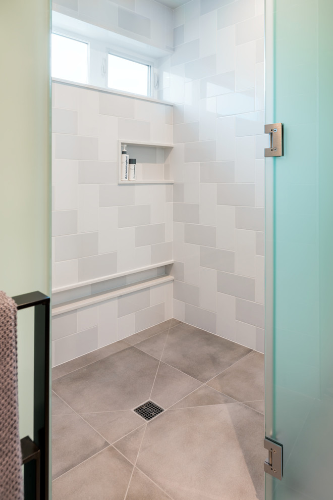 Idéer för ett mellanstort modernt en-suite badrum, med bänkskiva i kvarts, en kantlös dusch, vit kakel, keramikplattor, vita väggar och klinkergolv i porslin