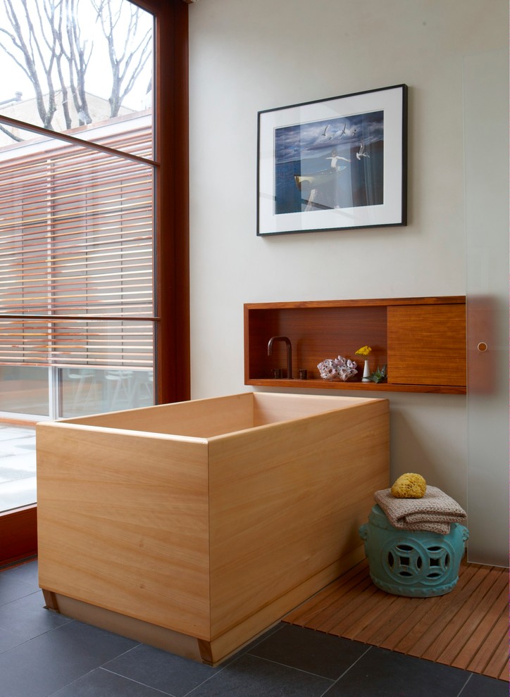 Пример оригинального дизайна: маленькая ванная комната в современном стиле с плоскими фасадами, фасадами цвета дерева среднего тона, отдельно стоящей ванной, бежевыми стенами, полом из керамической плитки, душевой кабиной, накладной раковиной и мраморной столешницей для на участке и в саду