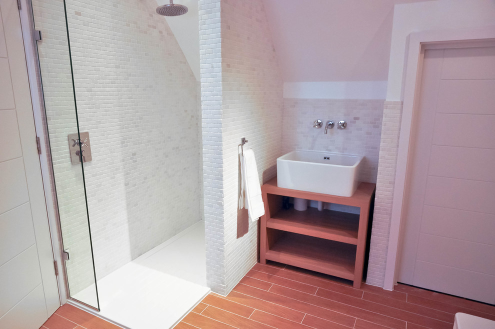 Ispirazione per una stanza da bagno minimal con lavabo rettangolare, nessun'anta, ante in legno scuro, piastrelle in gres porcellanato, pareti bianche e pavimento in gres porcellanato
