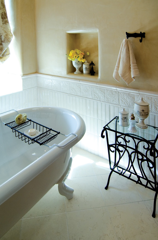 Ejemplo de cuarto de baño principal tradicional de tamaño medio con bañera con patas, baldosas y/o azulejos blancos, baldosas y/o azulejos de cerámica, paredes beige y suelo de mármol