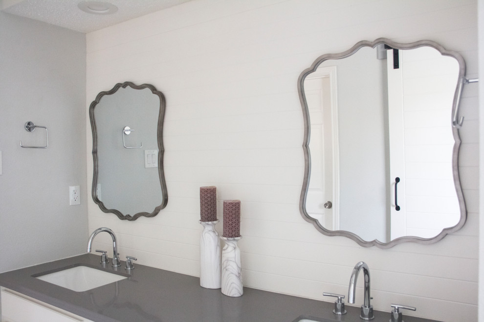 Klassisk inredning av ett mellanstort grå grått en-suite badrum, med luckor med upphöjd panel, vita skåp, ett fristående badkar, en öppen dusch, en toalettstol med separat cisternkåpa, flerfärgad kakel, porslinskakel, vita väggar, klinkergolv i porslin, ett undermonterad handfat, bänkskiva i kvartsit, grått golv och med dusch som är öppen