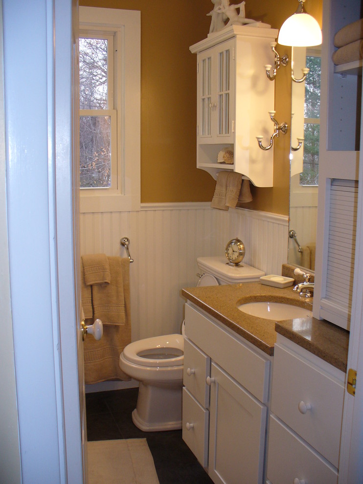 Réalisation d'une petite salle de bain tradition avec un lavabo encastré, un placard avec porte à panneau encastré, des portes de placard blanches, un plan de toilette en quartz modifié, WC séparés et un mur marron.