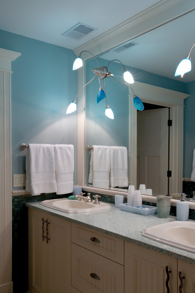 На фото: детская ванная комната среднего размера в классическом стиле с фасадами с декоративным кантом, бежевыми фасадами, разноцветной плиткой, плиткой мозаикой, синими стенами, накладной раковиной и столешницей из искусственного камня