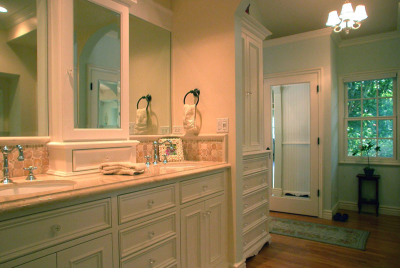 Example of a classic bathroom design in Los Angeles