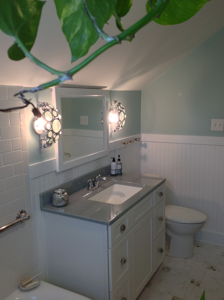 Esempio di una stanza da bagno padronale costiera di medie dimensioni con vasca ad angolo, piastrelle bianche, piastrelle in gres porcellanato, pareti bianche e pavimento in gres porcellanato