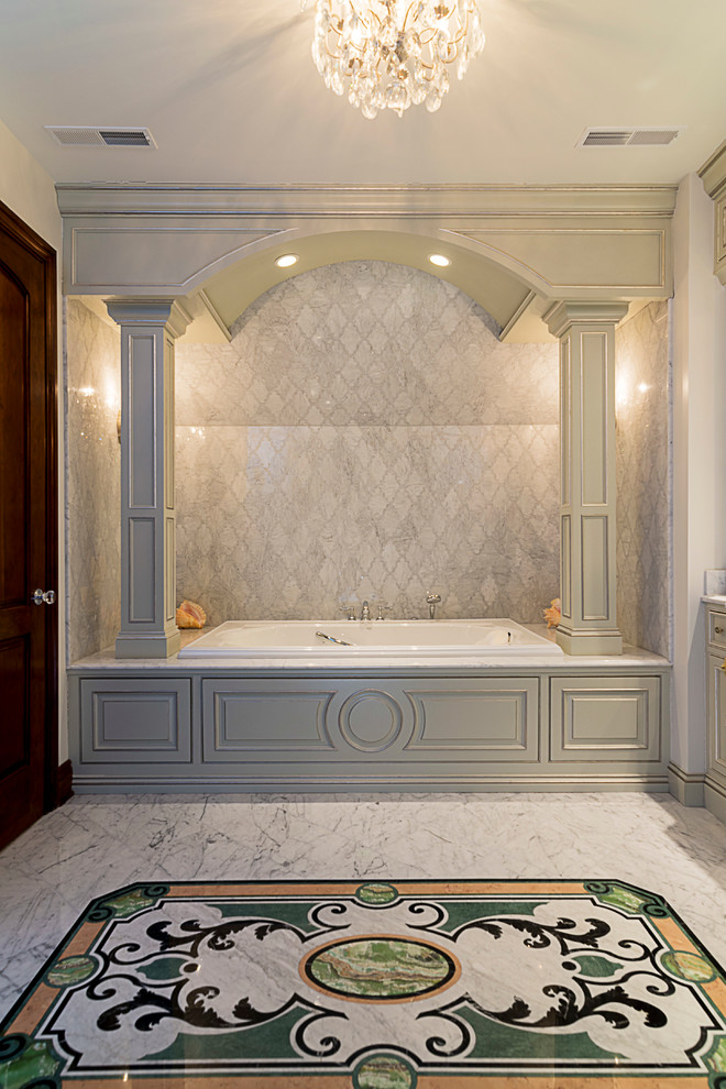 Cette photo montre une grande douche en alcôve principale victorienne avec un placard à porte affleurante, des portes de placards vertess, une baignoire posée, WC séparés, un carrelage gris, un carrelage de pierre, un mur blanc, un sol en marbre, un lavabo encastré et un plan de toilette en marbre.