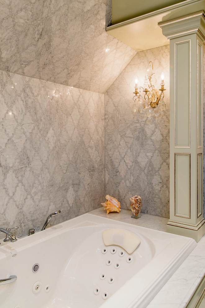 Idée de décoration pour une grande douche en alcôve principale victorienne avec un placard à porte affleurante, des portes de placards vertess, une baignoire posée, WC séparés, un carrelage gris, un carrelage de pierre, un mur blanc, un sol en marbre, un lavabo encastré et un plan de toilette en marbre.