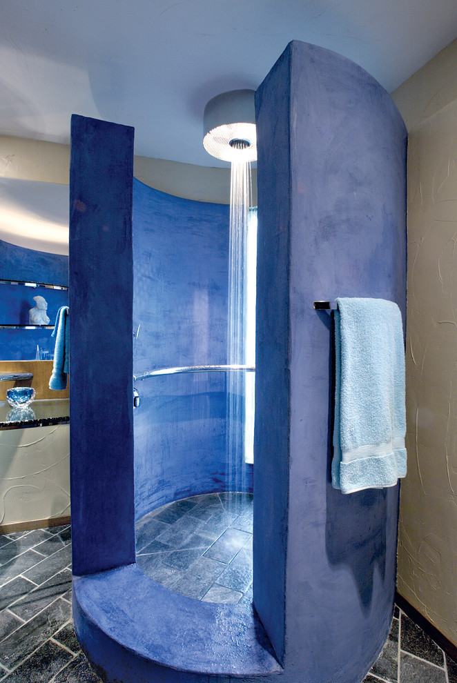 Modern inredning av ett stort badrum med dusch, med blå skåp, en öppen dusch, skiffergolv, ett nedsänkt handfat, bänkskiva i glas och blå väggar