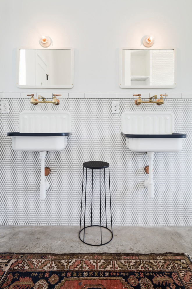Ispirazione per una stanza da bagno country con piastrelle bianche, pareti bianche, pavimento in cemento, lavabo sospeso e pavimento grigio