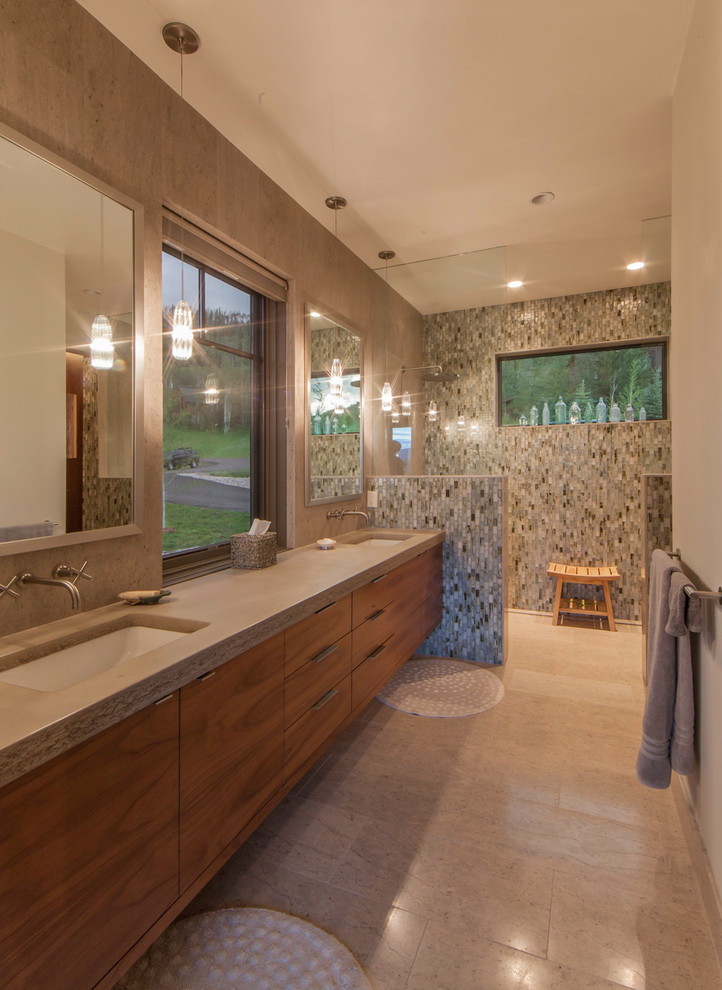 Пример оригинального дизайна: ванная комната в стиле рустика с врезной раковиной, плоскими фасадами, фасадами цвета дерева среднего тона, открытым душем, плиткой мозаикой, бежевыми стенами, открытым душем и окном