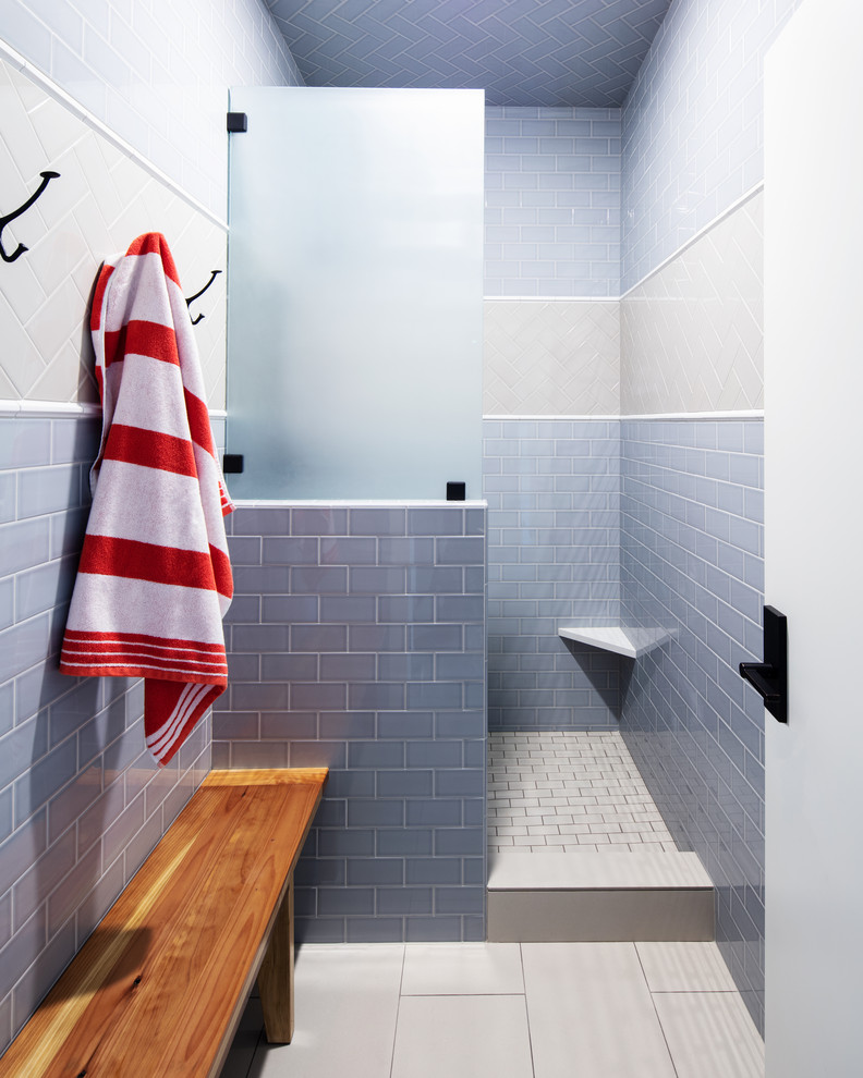Immagine di una stanza da bagno minimal di medie dimensioni con doccia aperta, piastrelle in ceramica, pavimento in gres porcellanato e doccia aperta