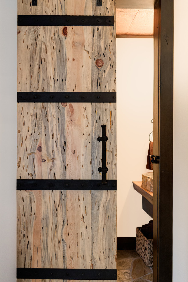 Diseño de cuarto de baño rústico pequeño con paredes marrones, suelo de pizarra, lavabo sobreencimera y encimera de madera