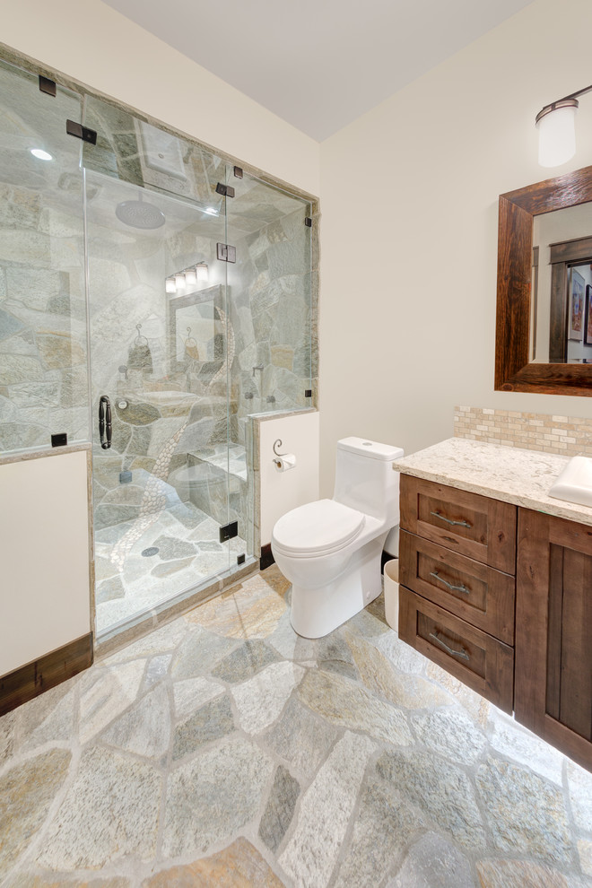 Aménagement d'une salle de bain montagne en bois foncé avec un placard à porte affleurante, une douche double, WC à poser, un carrelage multicolore, un carrelage de pierre, un mur blanc, un sol en ardoise, un lavabo posé et un plan de toilette en quartz.