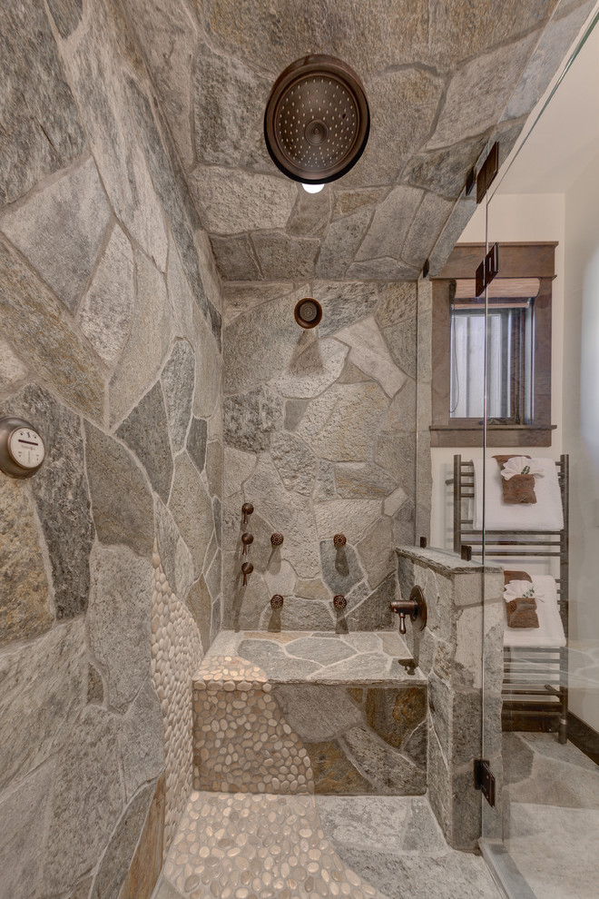 Immagine di una stanza da bagno rustica con doccia doppia, piastrelle grigie e lastra di pietra