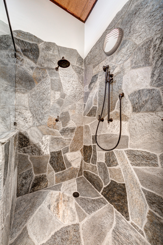 Ejemplo de cuarto de baño rústico con bañera exenta, baldosas y/o azulejos multicolor, baldosas y/o azulejos de piedra, paredes blancas y suelo de pizarra