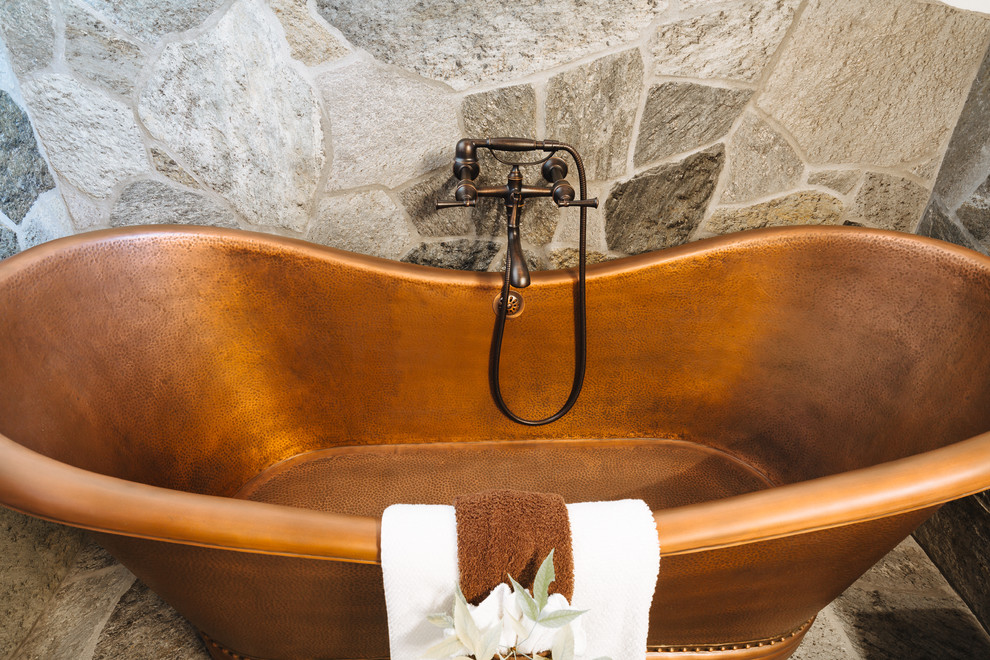 Rustikales Badezimmer mit freistehender Badewanne, farbigen Fliesen, Steinfliesen, weißer Wandfarbe und Schieferboden in Vancouver