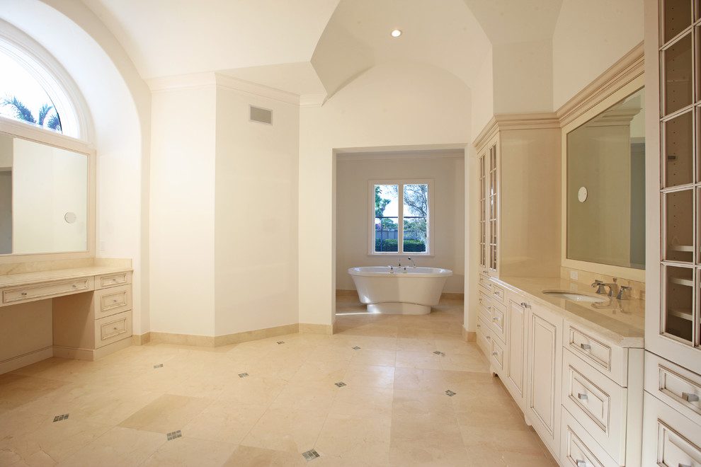 Ispirazione per una stanza da bagno padronale design di medie dimensioni con ante beige, vasca freestanding, doccia ad angolo, piastrelle beige, piastrelle a mosaico, pareti bianche, pavimento in gres porcellanato e top in marmo