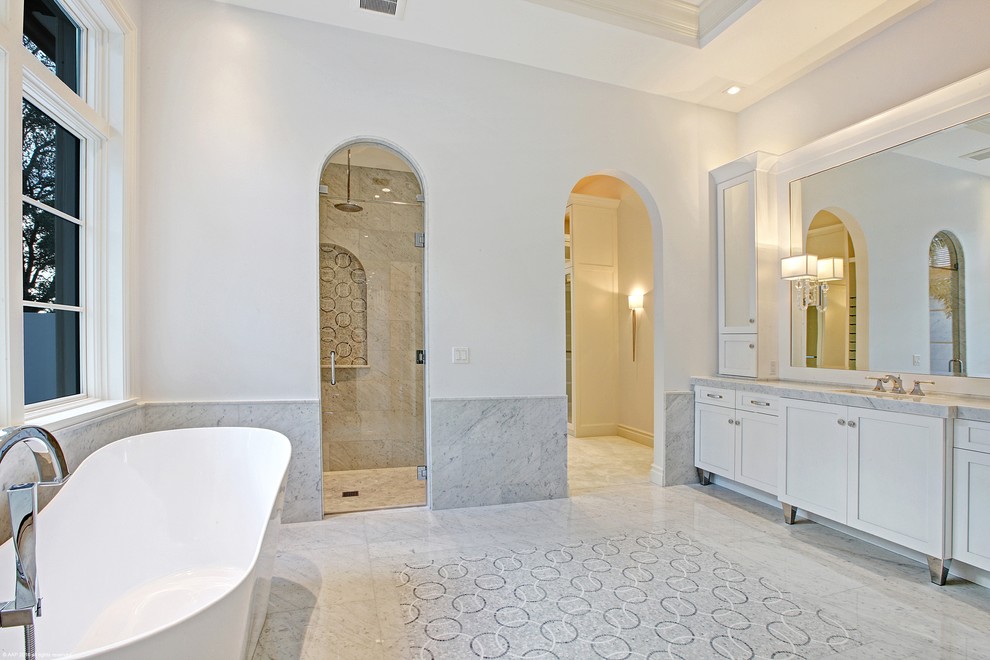 Diseño de cuarto de baño principal mediterráneo extra grande con puertas de armario de madera en tonos medios, ducha a ras de suelo, baldosas y/o azulejos de cerámica, suelo de mármol y encimera de mármol