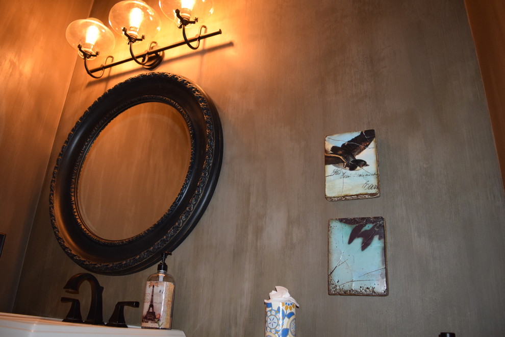 Идея дизайна: ванная комната в стиле шебби-шик с унитазом-моноблоком, черно-белой плиткой, коричневыми стенами и раковиной с пьедесталом