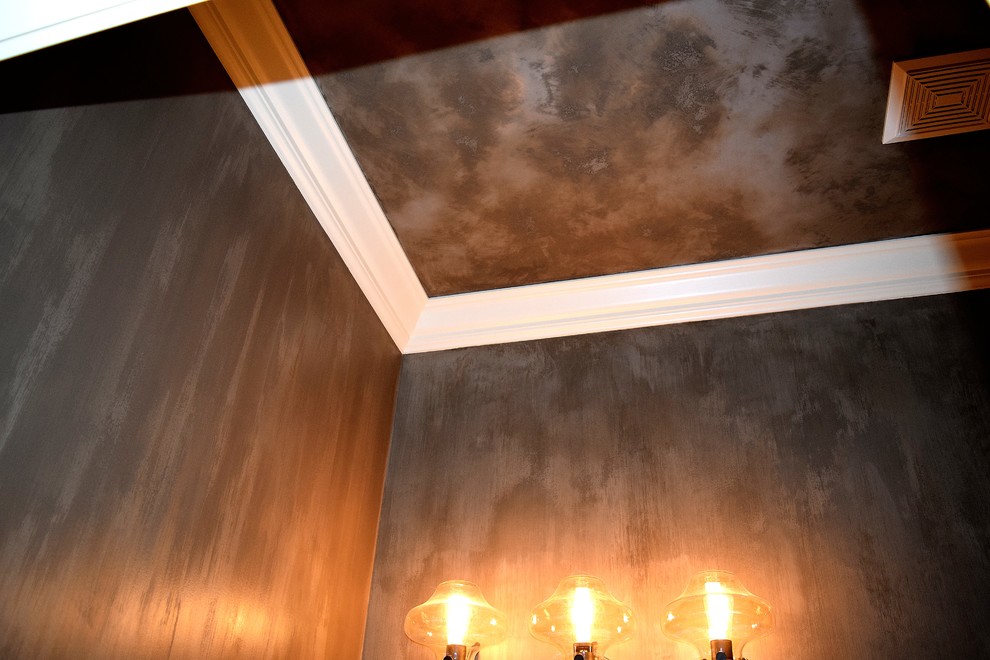 Modelo de cuarto de baño romántico con sanitario de una pieza, baldosas y/o azulejos blancas y negros, paredes marrones y lavabo con pedestal