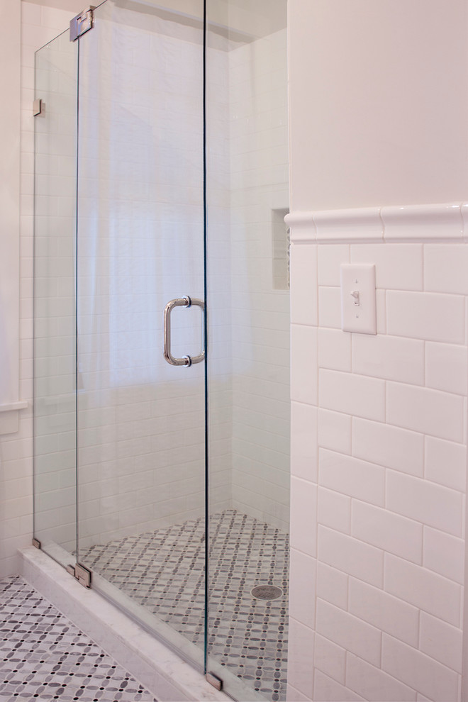 Ispirazione per una piccola stanza da bagno con doccia rustica con doccia alcova, piastrelle bianche, piastrelle diamantate, pareti bianche, top in marmo e porta doccia a battente