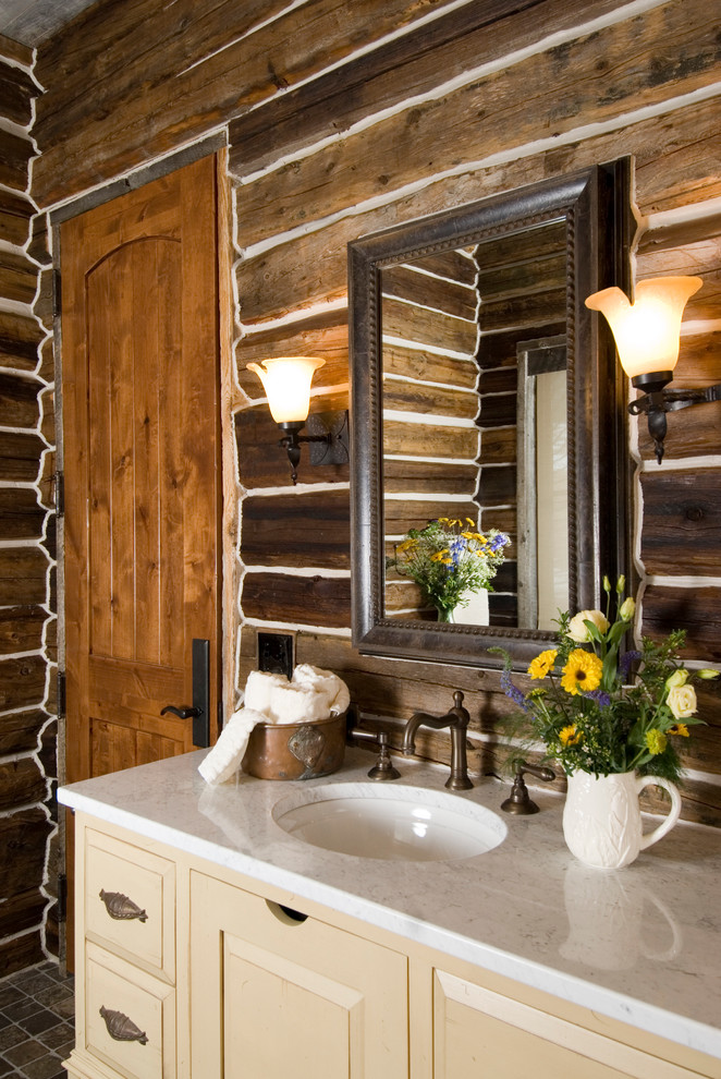 Rustikales Badezimmer mit Marmor-Waschbecken/Waschtisch in Sonstige