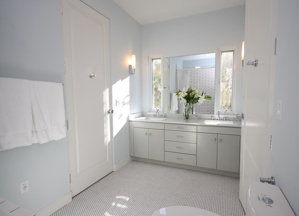 Идея дизайна: ванная комната в классическом стиле с белыми фасадами