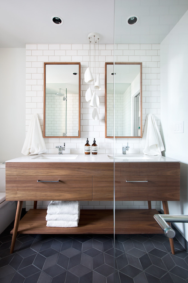 Idées déco pour une salle de bain principale contemporaine en bois brun de taille moyenne avec un lavabo encastré, un carrelage blanc, un carrelage métro, un mur blanc, un plan de toilette en quartz modifié, un sol en carrelage de céramique et un placard à porte plane.