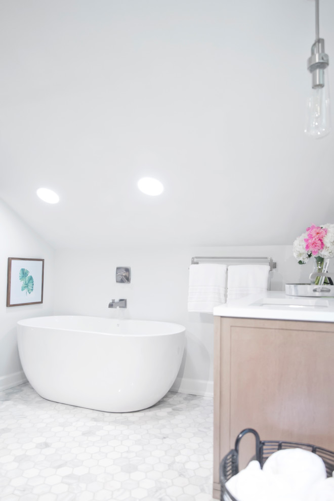 Idéer för att renovera ett mellanstort vintage badrum med dusch, med skåp i shakerstil, skåp i mellenmörkt trä, ett fristående badkar, en dusch i en alkov, grå kakel, stenkakel, vita väggar, marmorgolv, ett nedsänkt handfat, bänkskiva i akrylsten, vitt golv och dusch med duschdraperi