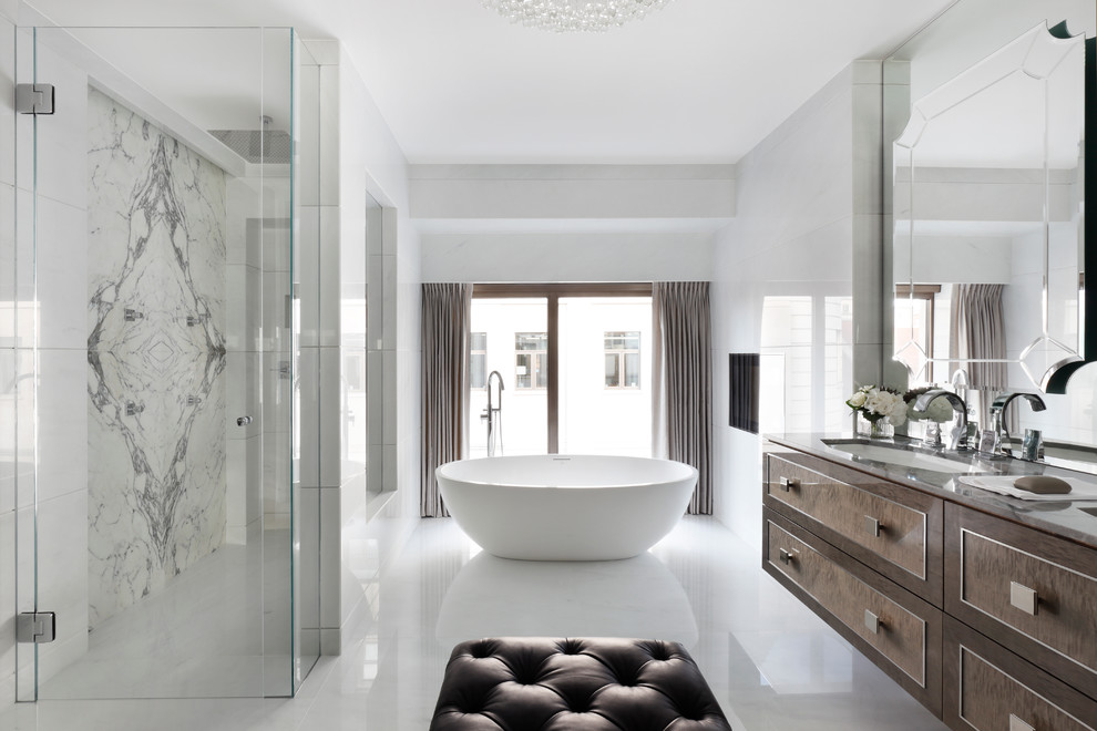 Idéer för ett stort modernt en-suite badrum, med bruna skåp, ett fristående badkar, en öppen dusch, en toalettstol med hel cisternkåpa, vita väggar, marmorgolv, ett nedsänkt handfat och marmorbänkskiva