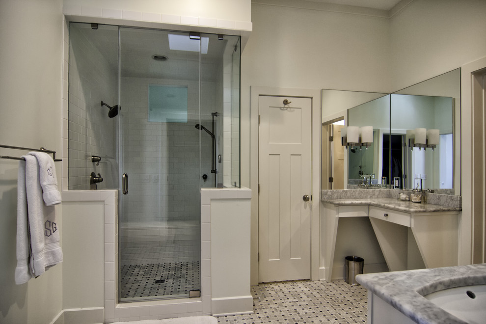 Eklektisk inredning av ett mellanstort en-suite badrum, med luckor med profilerade fronter, vita skåp, en hörndusch, vita väggar, klinkergolv i keramik, ett nedsänkt handfat och granitbänkskiva