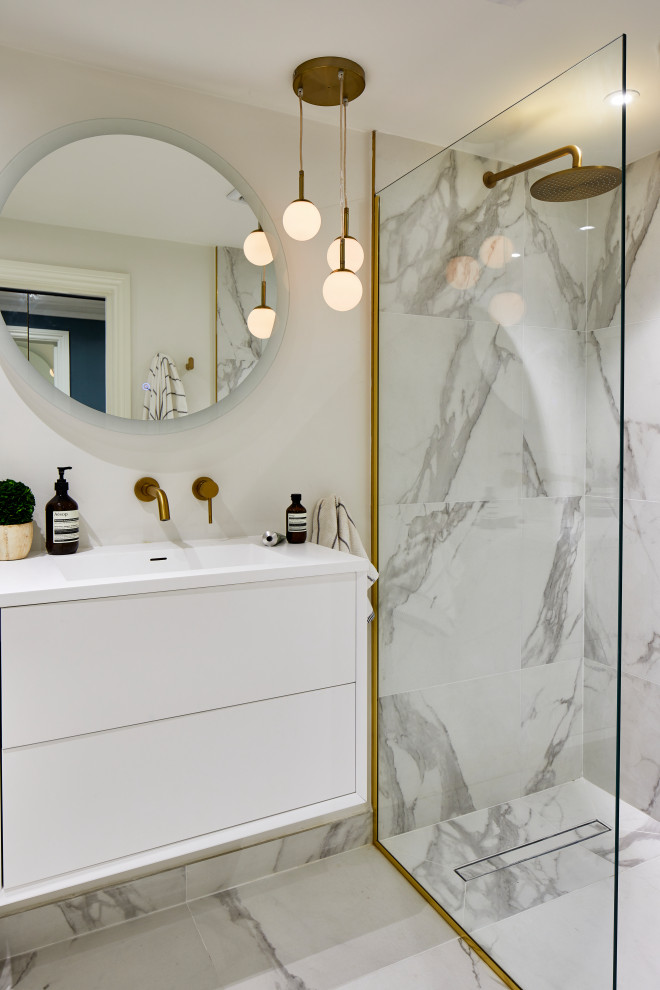 Foto på ett funkis vit badrum, med släta luckor, vita skåp, en kantlös dusch, vit kakel, vita väggar, ett integrerad handfat och vitt golv