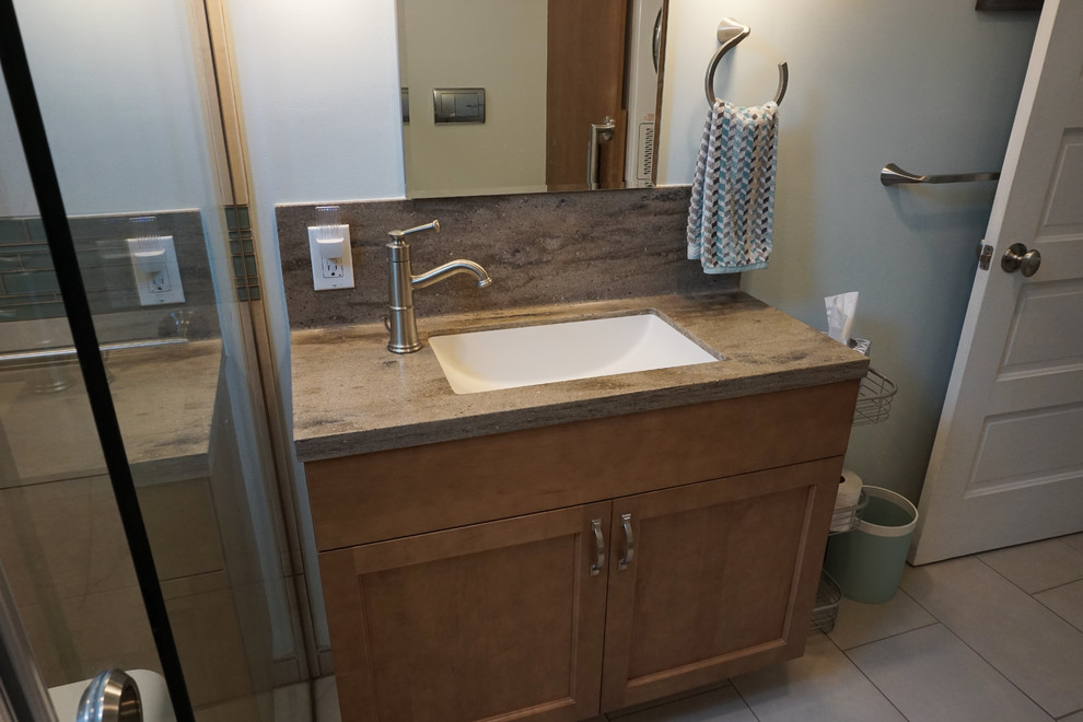 Immagine di una piccola stanza da bagno classica con ante in stile shaker, ante beige, doccia a filo pavimento, WC sospeso e top in superficie solida