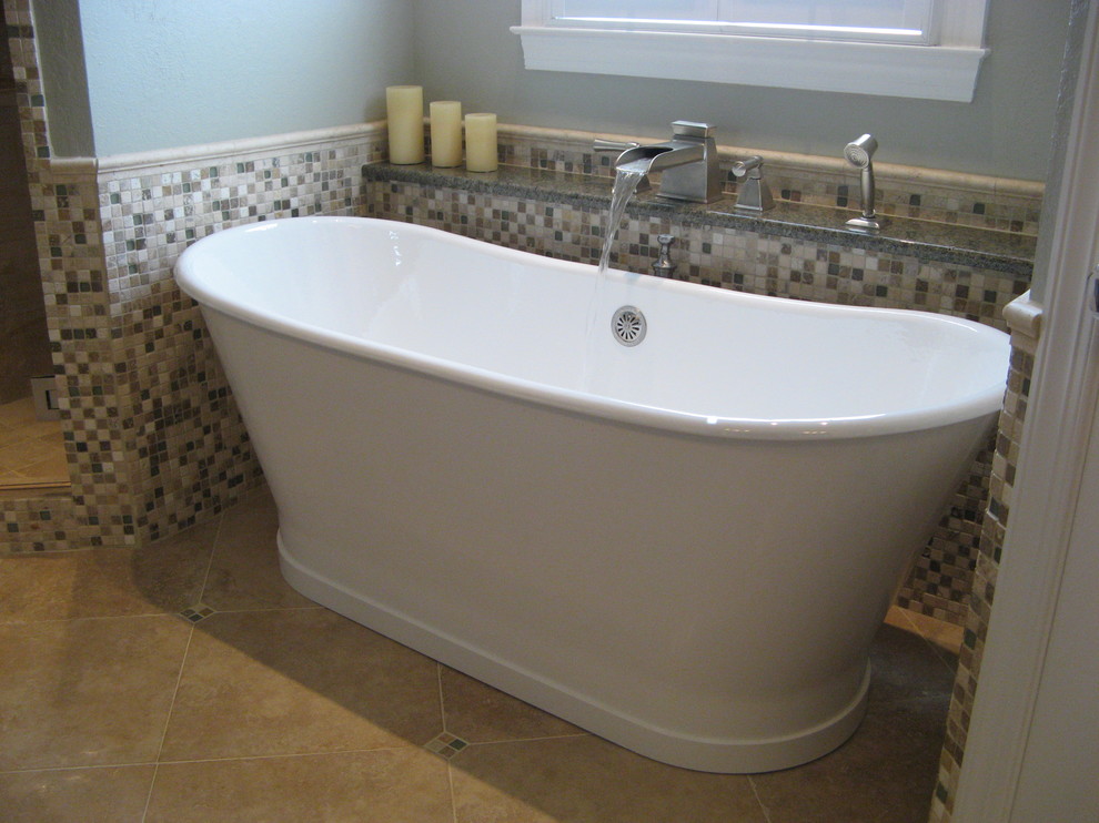 Идея дизайна: ванная комната в классическом стиле с плиткой мозаикой