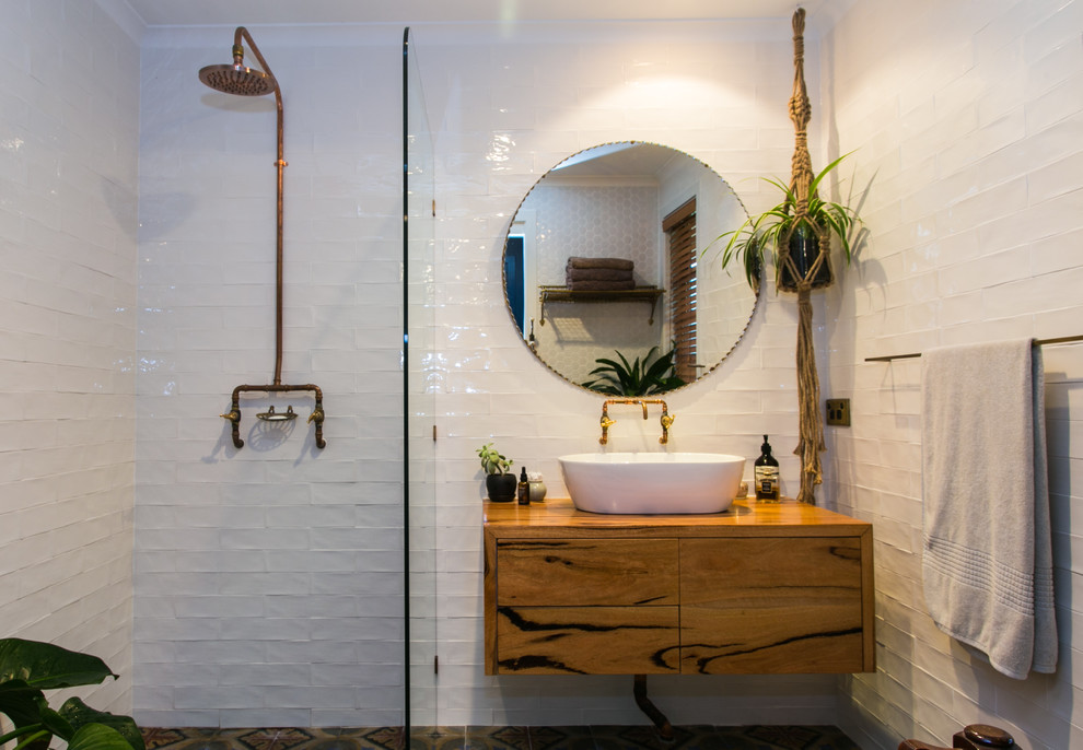 アデレードにあるトロピカルスタイルのおしゃれな浴室の写真