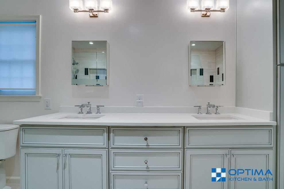 Ispirazione per una stanza da bagno padronale moderna con piastrelle beige, piastrelle in ceramica, pavimento marrone e top bianco