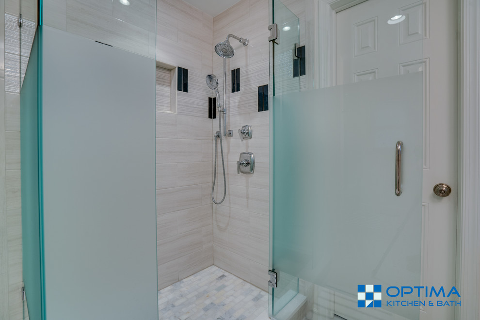 Foto di una stanza da bagno padronale moderna con piastrelle beige, piastrelle in ceramica, pavimento marrone e top bianco