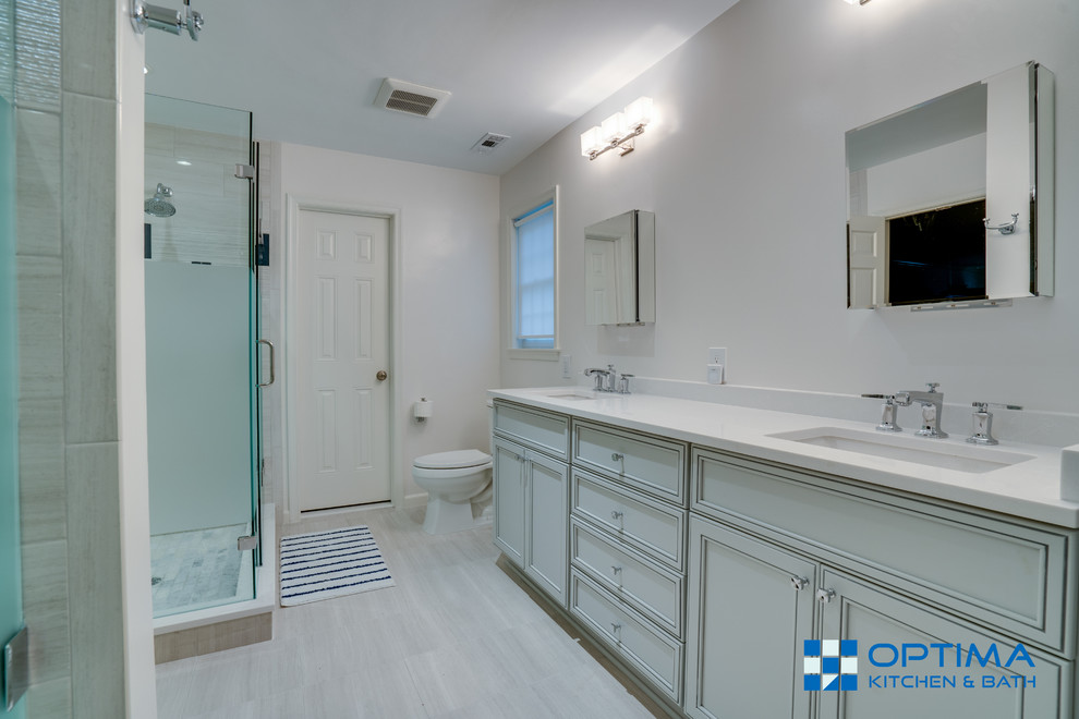 Idee per una stanza da bagno padronale moderna con piastrelle beige, piastrelle in ceramica, pavimento marrone e top bianco