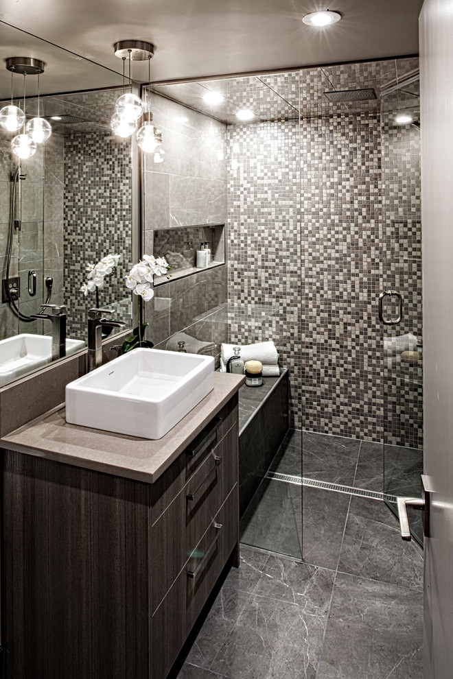 Inredning av ett modernt mellanstort badrum med dusch, med släta luckor, skåp i mörkt trä, en dusch i en alkov, svart och vit kakel, ett fristående handfat, en vägghängd toalettstol, beige väggar, mosaik och marmorgolv
