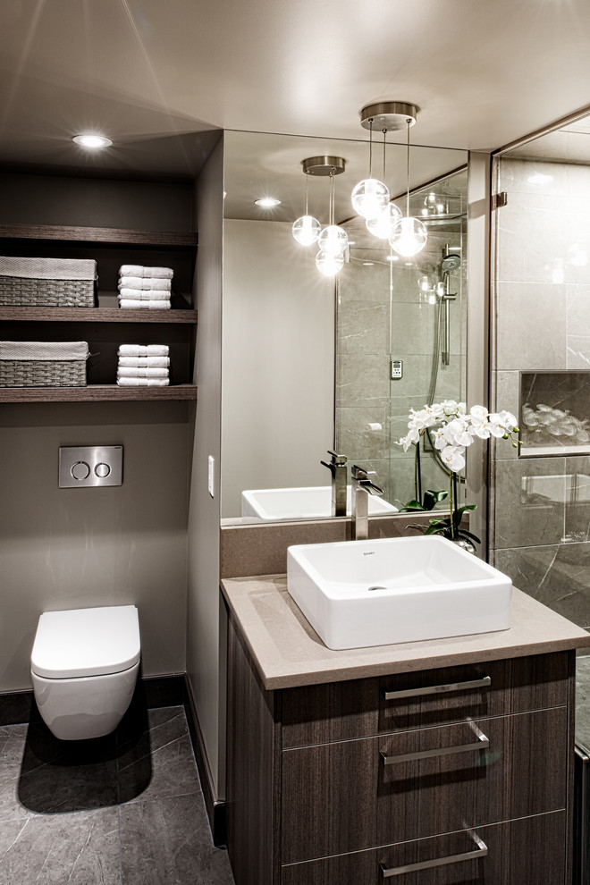 Foto på ett mellanstort funkis badrum med dusch, med släta luckor, skåp i mörkt trä, en dusch i en alkov, en vägghängd toalettstol, svart och vit kakel, beige väggar, ett fristående handfat, mosaik och marmorgolv