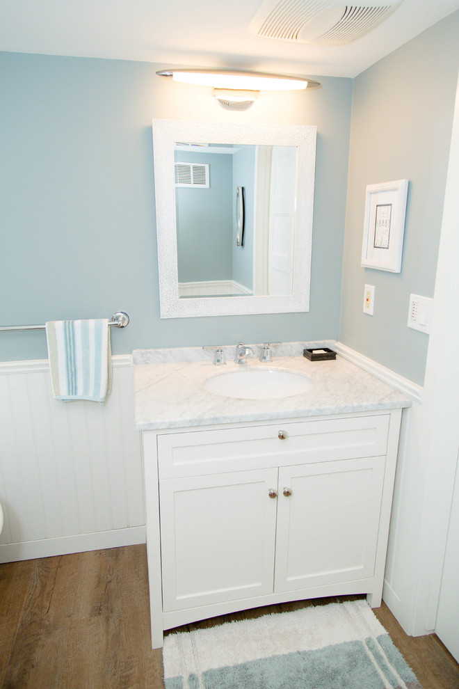 Ejemplo de cuarto de baño clásico pequeño con armarios estilo shaker, puertas de armario blancas, bañera con patas, sanitario de una pieza, paredes azules, suelo vinílico, encimera de cuarcita y suelo marrón